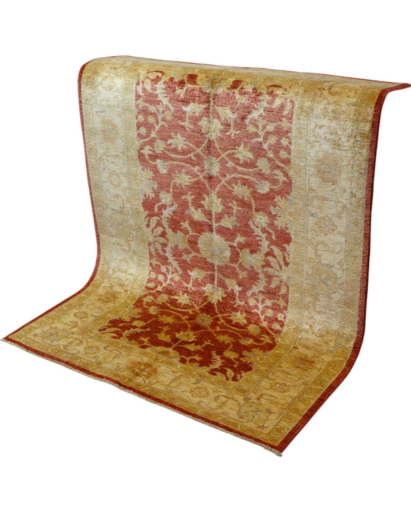 Tappeto Farahan Ziegler rosso con cornice beige e motivi floreali, annodato a mano in Afghanistan in lana e cotone con colori vegetali.