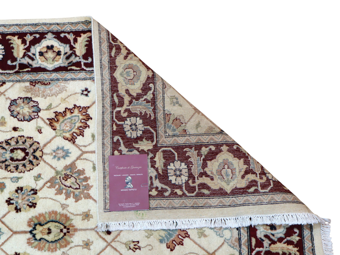 Tappeto Farahan in beige e rosso mattone, con motivi floreali classici. Annodato a mano in Afghanistan con lana e cotone tinti con colori vegetali naturali. Eleganza e qualità artigianale.