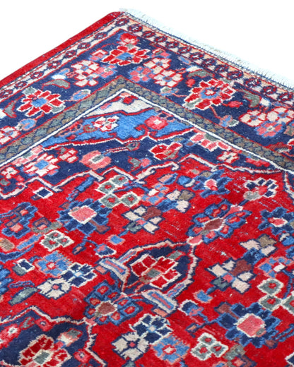 Tappeto Hamedan 190x127 cm annodato a mano, rettangolare, fondo rosso con motivi floreali e geometrici, realizzato in cotone e lana con colori vegetali.