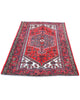 Tappeto Hamedan 191x126 cm annodato a mano, rettangolare, fondo rosso con dettagli geometrici, realizzato in cotone e lana con colori vegetali.