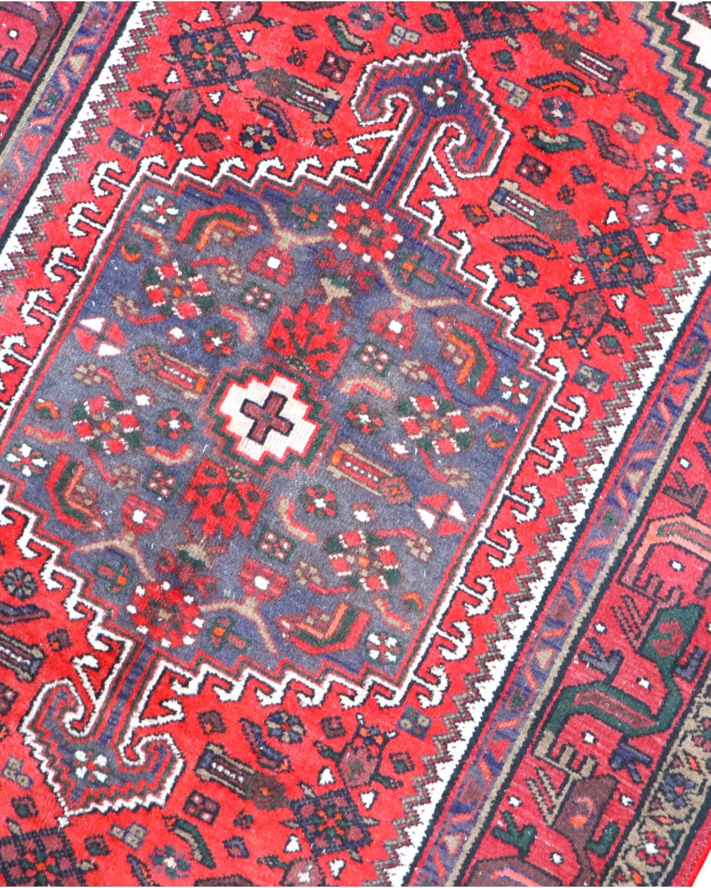 Tappeto Hamedan 191x126 cm annodato a mano, rettangolare, fondo rosso con dettagli geometrici, realizzato in cotone e lana con colori vegetali.