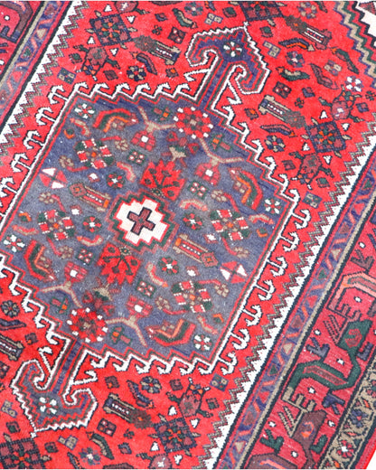 Tappeto Hamedan 191x126 cm annodato a mano, rettangolare, fondo rosso con dettagli geometrici, realizzato in cotone e lana con colori vegetali.
