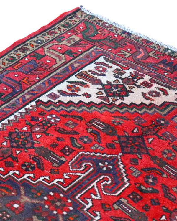 Tappeto Hamedan 191x126 cm annodato a mano, rettangolare, fondo rosso con dettagli geometrici, realizzato in cotone e lana con colori vegetali.