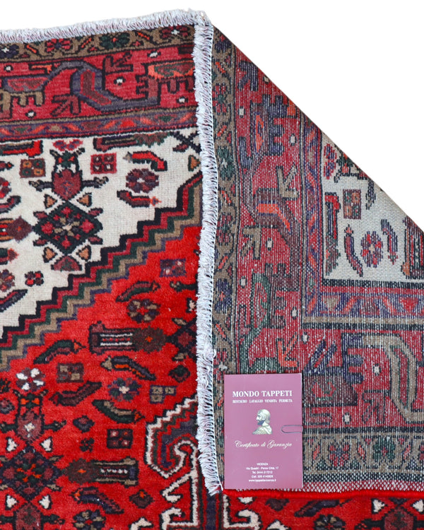 Tappeto Hamedan 191x126 cm annodato a mano, rettangolare, fondo rosso con dettagli geometrici, realizzato in cotone e lana con colori vegetali.