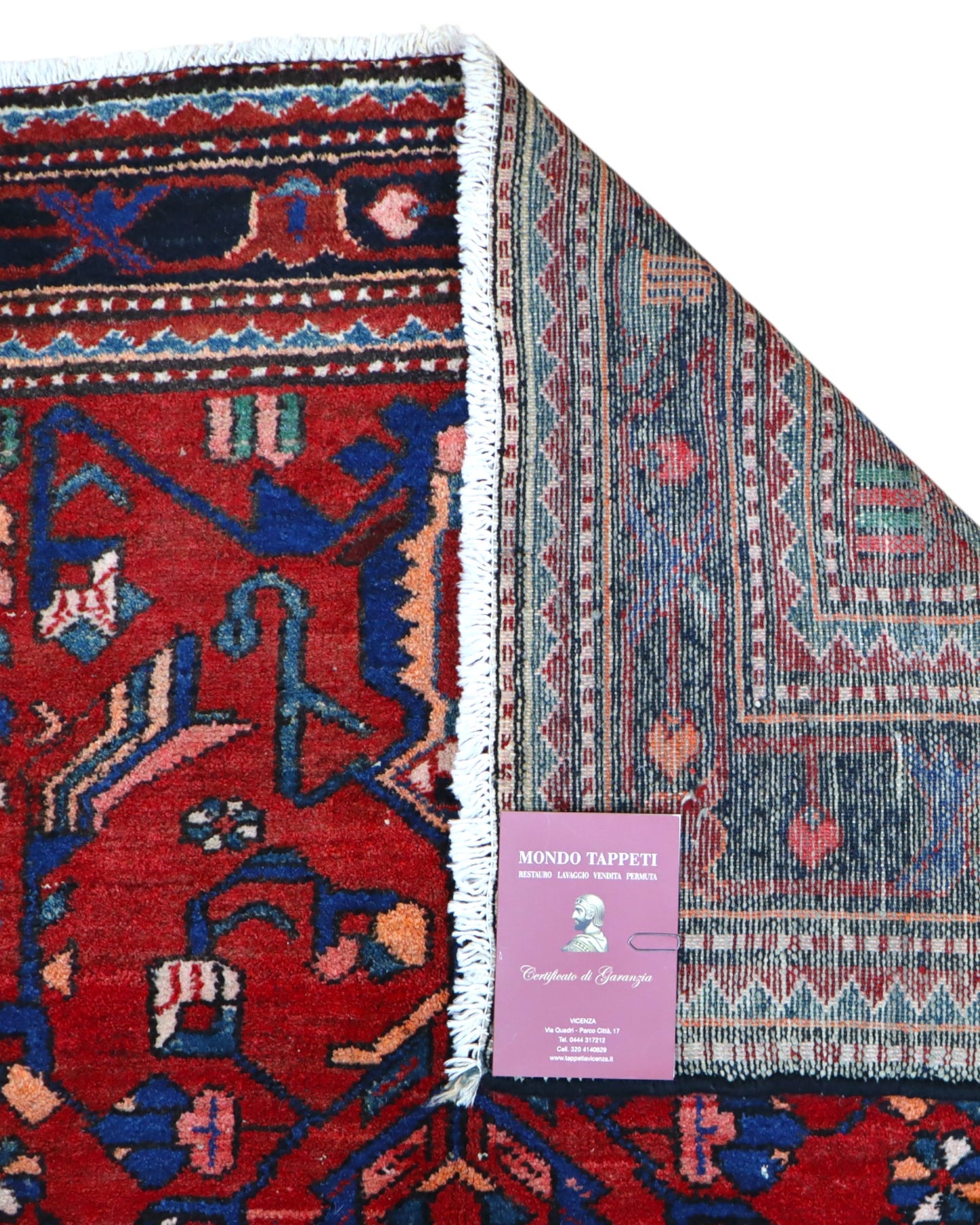 Tappeto Hamedan 200x130 cm persiano, rettangolare, annodato a mano, fondo rosso con motivi geometrici e floreali blu e avorio, bordi decorati.