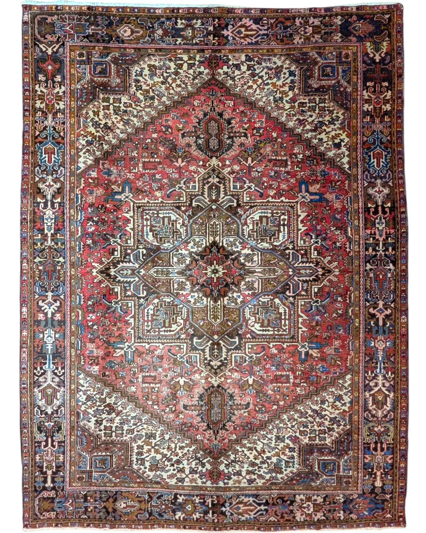 Tappeto Heriz persiano 347x255 cm, annodato a mano in lana e cotone, con medaglione geometrico e motivi floreali tradizionali.