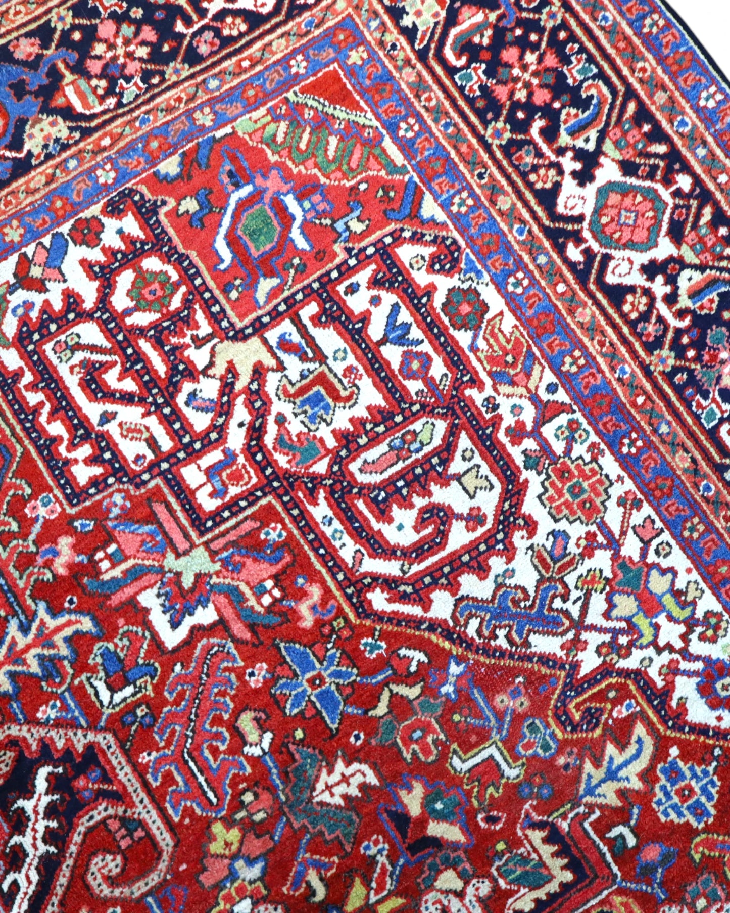 Tappeto Heriz persiano 336x248 cm, annodato a mano in lana e cotone, con medaglione geometrico e motivi floreali tradizionali.