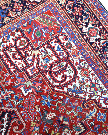 Tappeto Heriz persiano 336x248 cm, annodato a mano in lana e cotone, con medaglione geometrico e motivi floreali tradizionali.