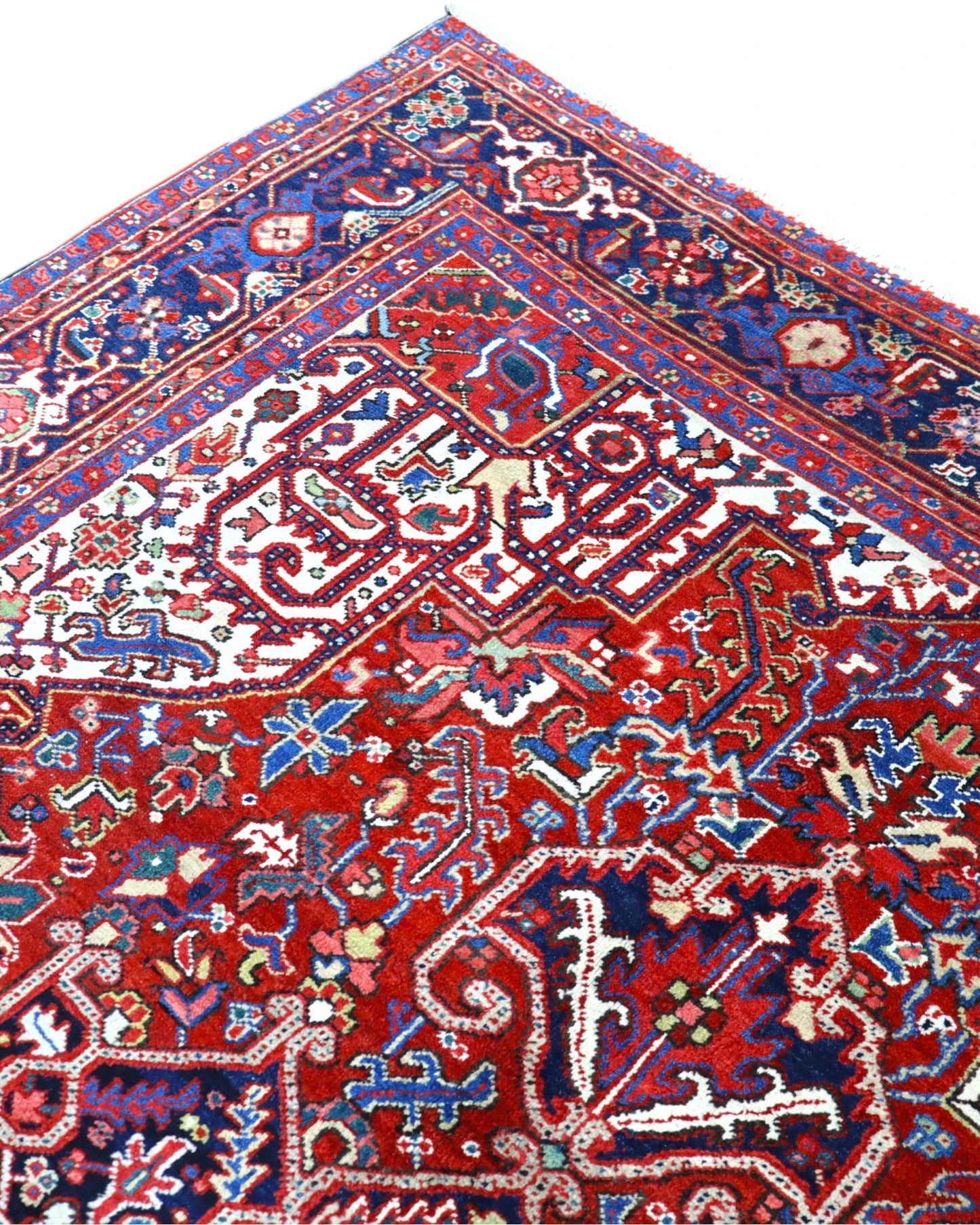 Tappeto Heriz persiano 336x248 cm, annodato a mano in lana e cotone, con medaglione geometrico e motivi floreali tradizionali.