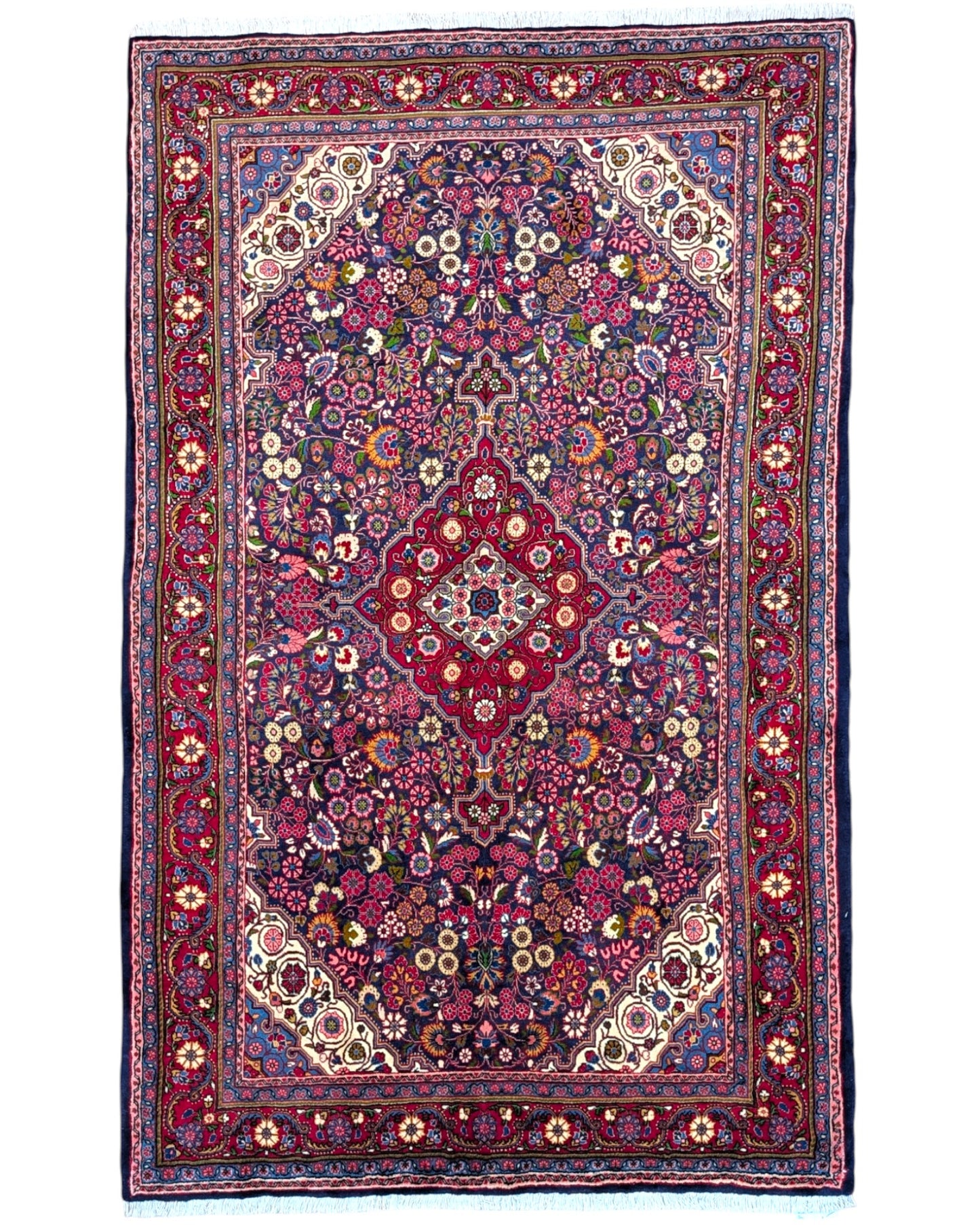 Tappeto Jozan 203x131 cm persiano, annodato a mano, fondo blu e rosso con medaglione centrale e motivi floreali ricchi di dettagli.