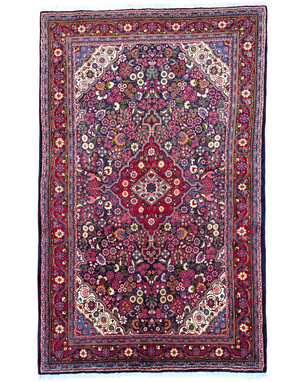 Tappeto Jozan 203x131 cm persiano, annodato a mano, fondo blu e rosso con medaglione centrale e motivi floreali ricchi di dettagli.