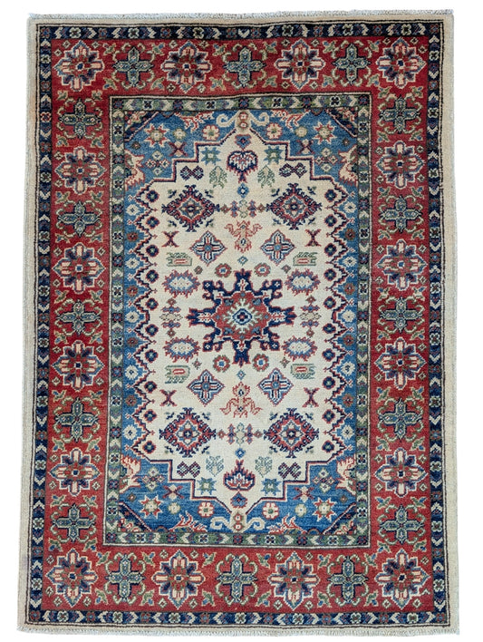 Tappeto Kazak 144x102 cm, annodato a mano, lana pregiata, medaglione geometrico e motivi floreali caucasici.