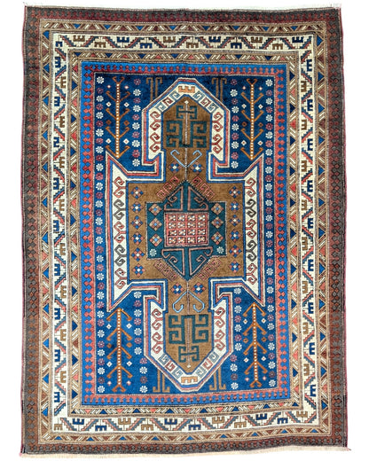 Tappeto Kazak Antico caucasico, fondo blu con cornice beige e disegno geometrico, annodato a mano, 208x153 cm.