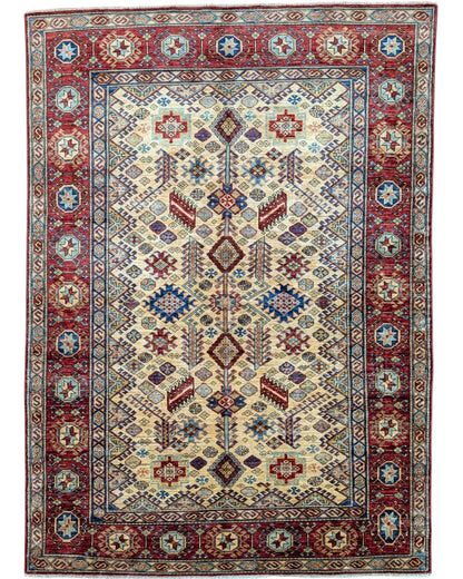 Tappeto Kazak afgano, beige e rosso con motivi geometrici multicolore, annodato a mano, 204x147 cm.