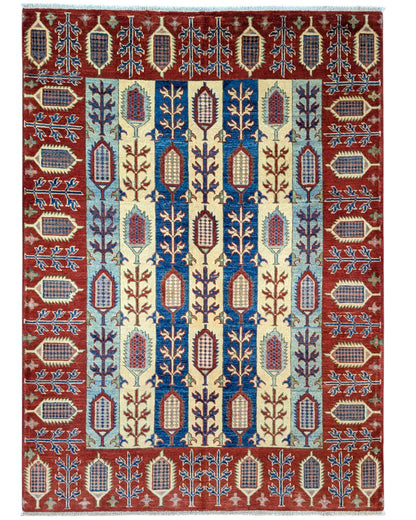 Tappeto Kazak afgano, campo beige con alberi stilizzati e cornice rossa, annodato a mano, 214x156 cm.