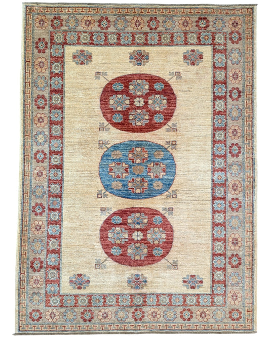 Tappeto Kazak rettangolare 200x146 cm, campo beige con motivo geometrico e cornice decorata, annodato a mano in lana e cotone con colori vegetali, provenienza Afghanistan.