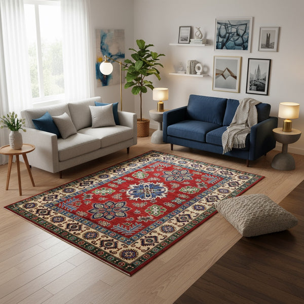 Tappeto Kazak rosso con cornice beige e motivi geometrici, annodato a mano in Afghanistan in pura lana tinta con colori vegetali.