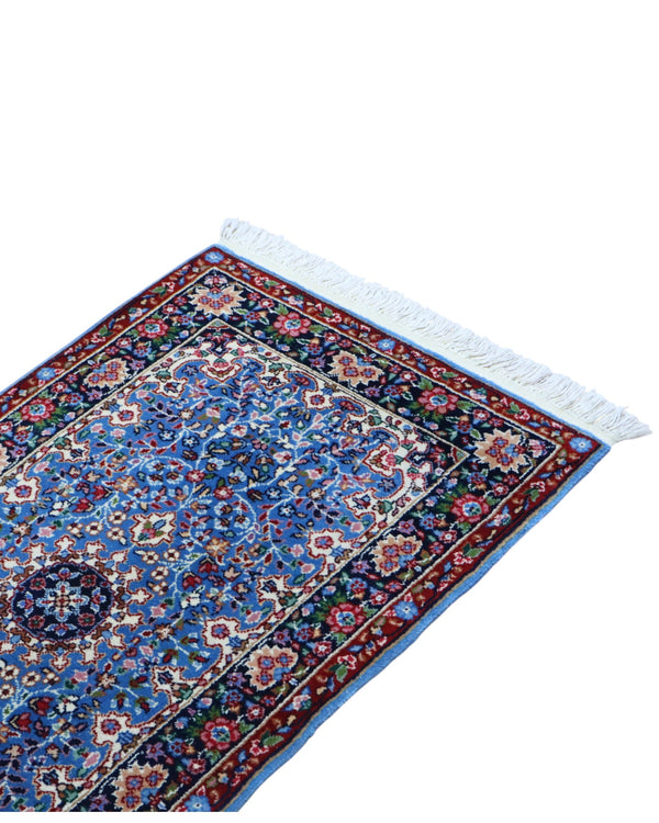 Tappeto Kerman 186x62 cm annodato a mano con fondo azzurro e cornice scura.