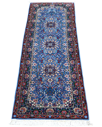 Tappeto Kerman 186x62 cm annodato a mano con fondo azzurro e cornice scura.