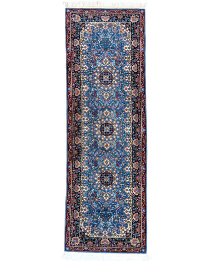 Tappeto Kerman 186x62 cm annodato a mano con fondo azzurro e cornice scura.