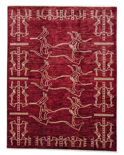 Tappeto "Cavalli di Darios" 234x180 cm, fondo rosso/bordeaux con figure stilizzate di cavalli in ocre/beige,