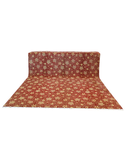 Tappeto Moderno 349x282 cm annodato a mano con fondo rosso e motivi floreali chiari.