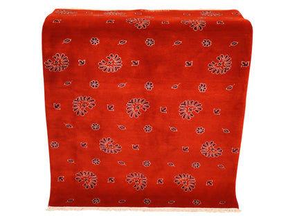 Tappeto moderno 148x107 cm annodato a mano in Persia, fondo rosso con motivi floreali stilizzati, lana e colori vegetali.
