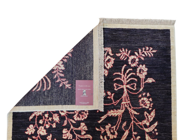 Tappeto moderno persiano 153x101 cm con fondo blu scuro e motivi floreali rosa annodati a mano.