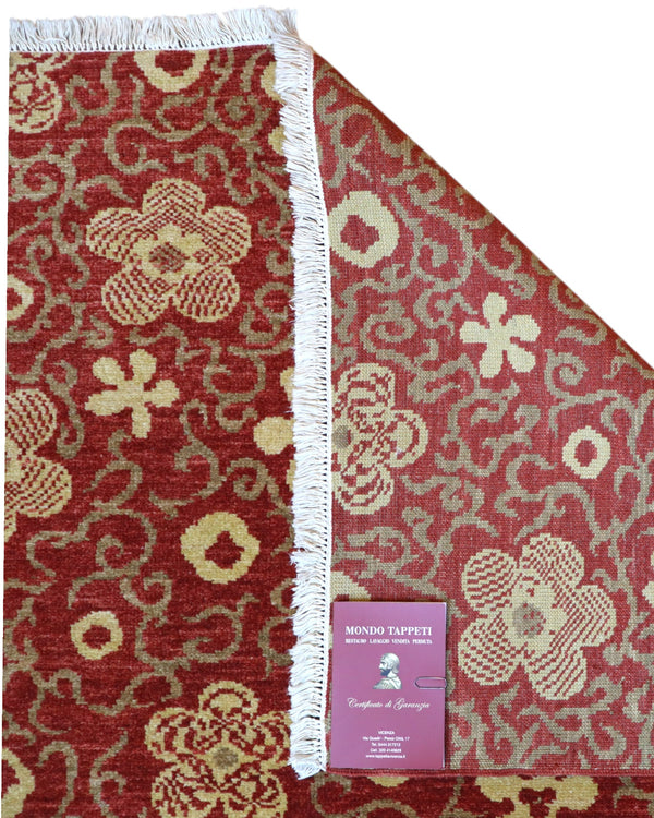 Tappeto Moderno 349x282 cm annodato a mano con fondo rosso e motivi floreali chiari.