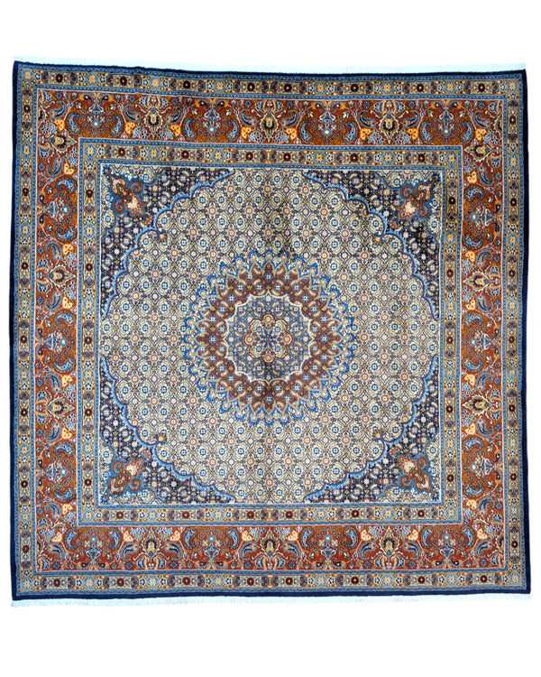Tappeto Mud persiano 225x223 cm annodato a mano, con medaglione centrale e motivi floreali su fondo avorio e blu.