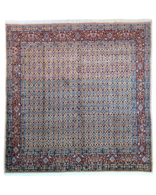 Tappeto Mud persiano 242x237 cm, annodato a mano in lana e seta, con motivi floreali azzurri e crema su fondo bordeaux.