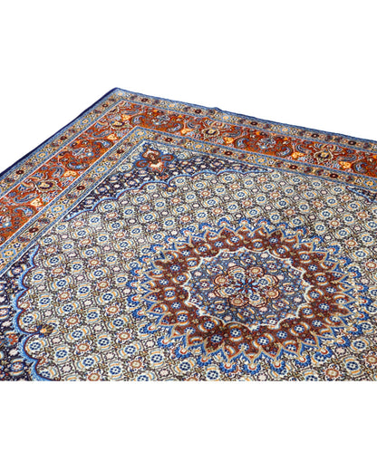 Tappeto Mud persiano 225x223 cm annodato a mano, con medaglione centrale e motivi floreali su fondo avorio e blu.