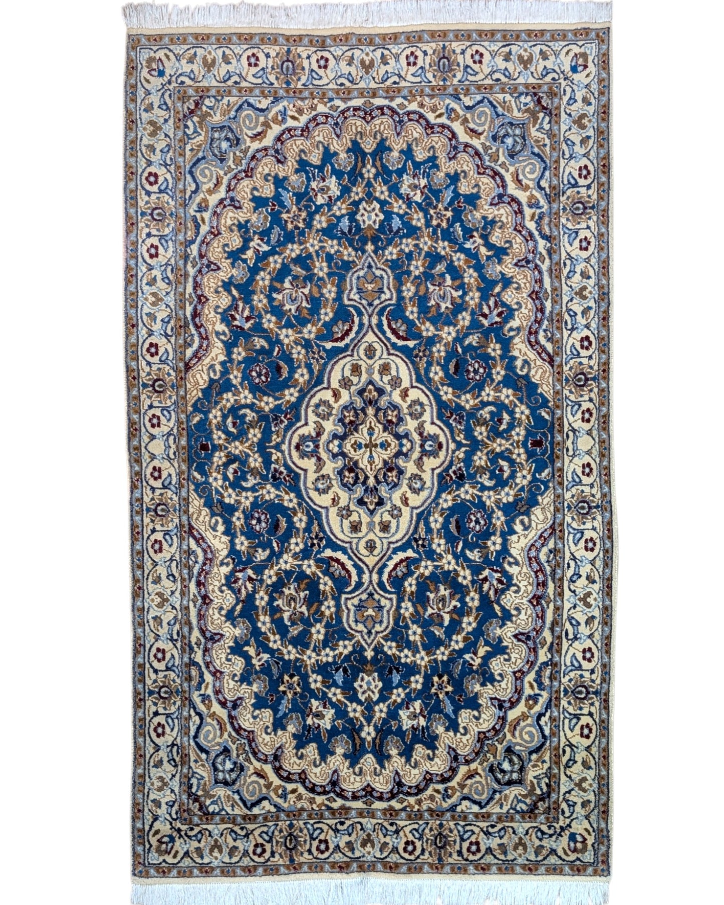 Tappeto Nain 208x120 cm persiano, annodato a mano, fondo blu con medaglione centrale avorio e motivi floreali in lana e seta.