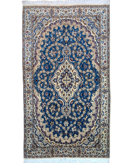Tappeto Nain 208x120 cm persiano, annodato a mano, fondo blu con medaglione centrale avorio e motivi floreali in lana e seta.