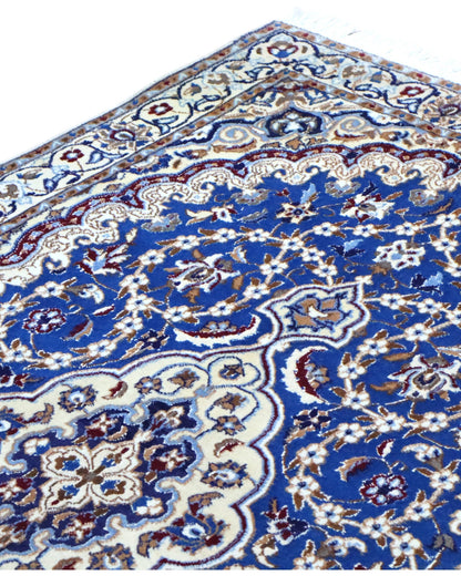 Tappeto Nain 208x120 cm persiano, annodato a mano, fondo blu con medaglione centrale avorio e motivi floreali in lana e seta.