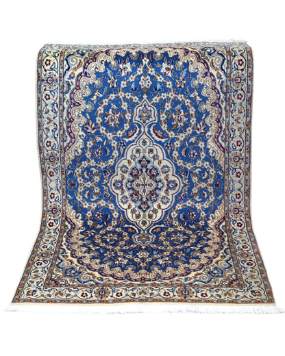 Tappeto Nain 208x120 cm persiano, annodato a mano, fondo blu con medaglione centrale avorio e motivi floreali in lana e seta.