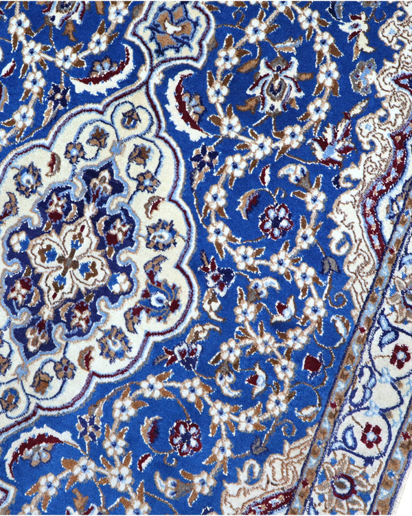 Tappeto Nain 208x120 cm persiano, annodato a mano, fondo blu con medaglione centrale avorio e motivi floreali in lana e seta.