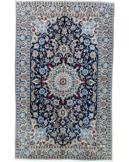 Tappeto Nain 9 fili 191x120 cm annodato a mano, rettangolare, in lana e cotone con colori vegetali, design floreale persiano su fondo blu scuro.