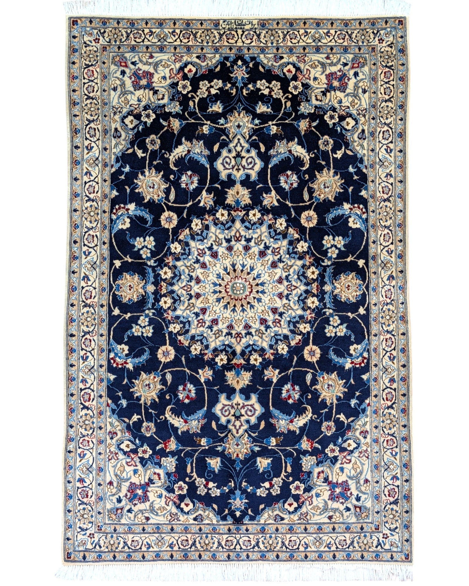 Tappeto Nain Habibian persiano 147x96 cm, annodato a mano, fondo blu notte con cornice beige e motivi decorativi, vello in lana mista seta, certificato di autenticità.