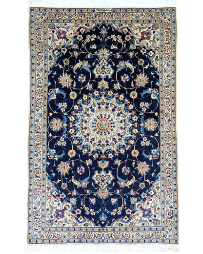 Tappeto Nain Habibian persiano 147x96 cm, annodato a mano, fondo blu notte con cornice beige e motivi decorativi, vello in lana mista seta, certificato di autenticità.