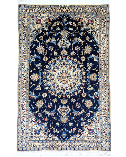 Tappeto Nain Habibian persiano 147x96 cm, annodato a mano, fondo blu notte con cornice beige e motivi decorativi, vello in lana mista seta, certificato di autenticità.