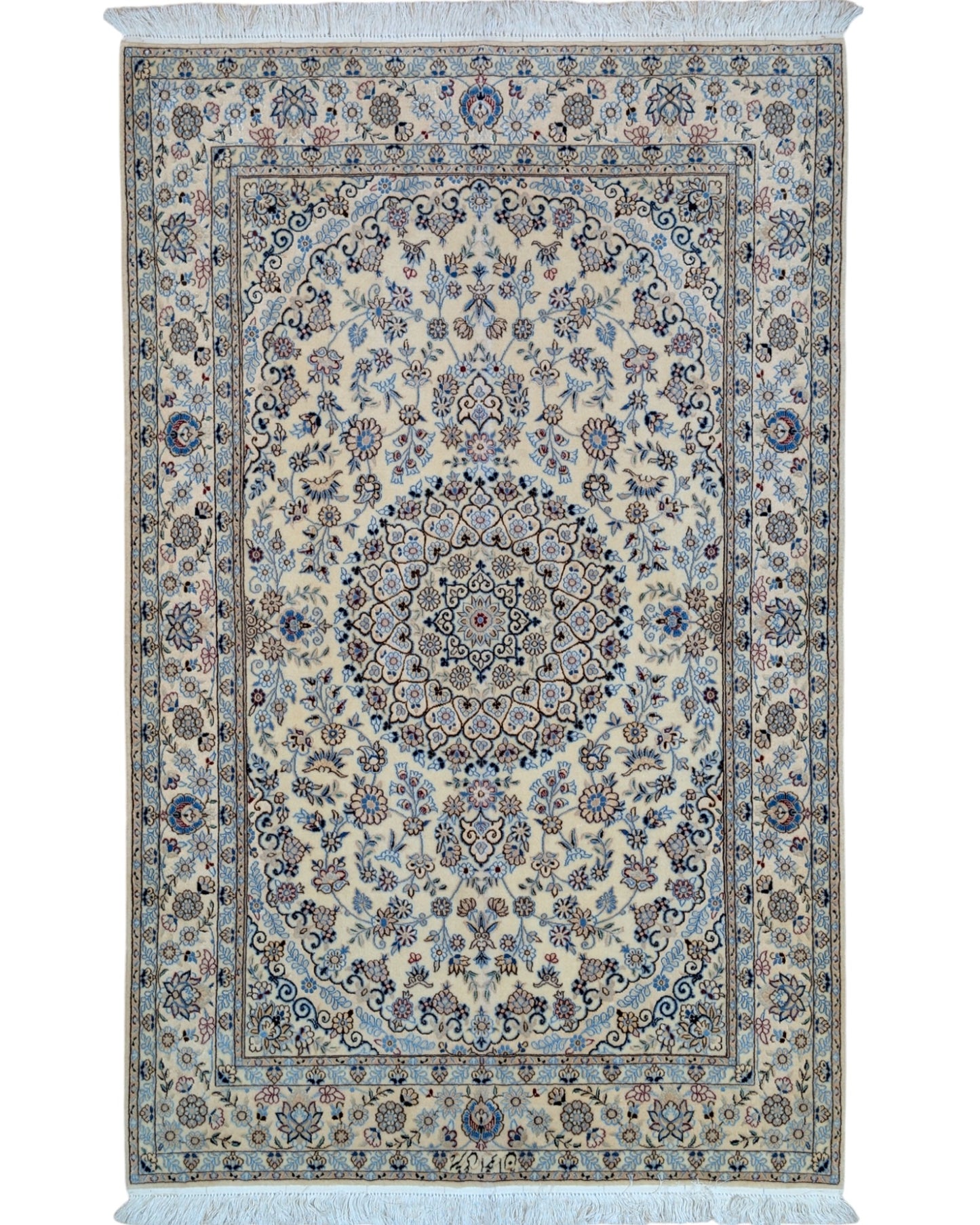 Tappeto Nain Habibian persiano 167x105 cm, annodato a mano, fondo beige con motivi decorativi armoniosi, vello in lana mista seta, certificato di autenticità incluso.