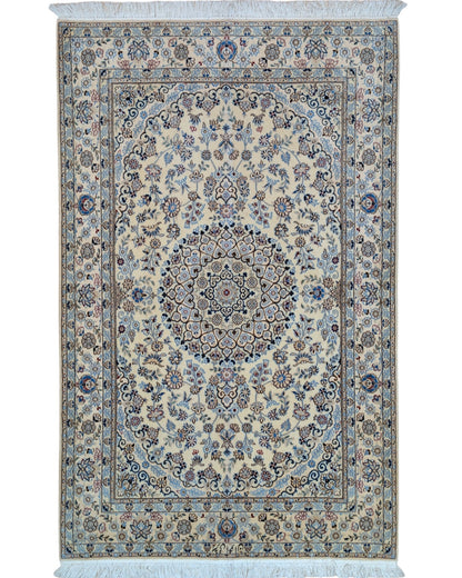 Tappeto Nain Habibian persiano 167x105 cm, annodato a mano, fondo beige con motivi decorativi armoniosi, vello in lana mista seta, certificato di autenticità incluso.