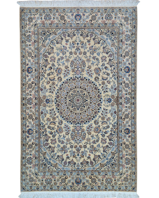 Tappeto Nain Habibian persiano 167x105 cm, annodato a mano, fondo beige con motivi decorativi armoniosi, vello in lana mista seta, certificato di autenticità incluso.