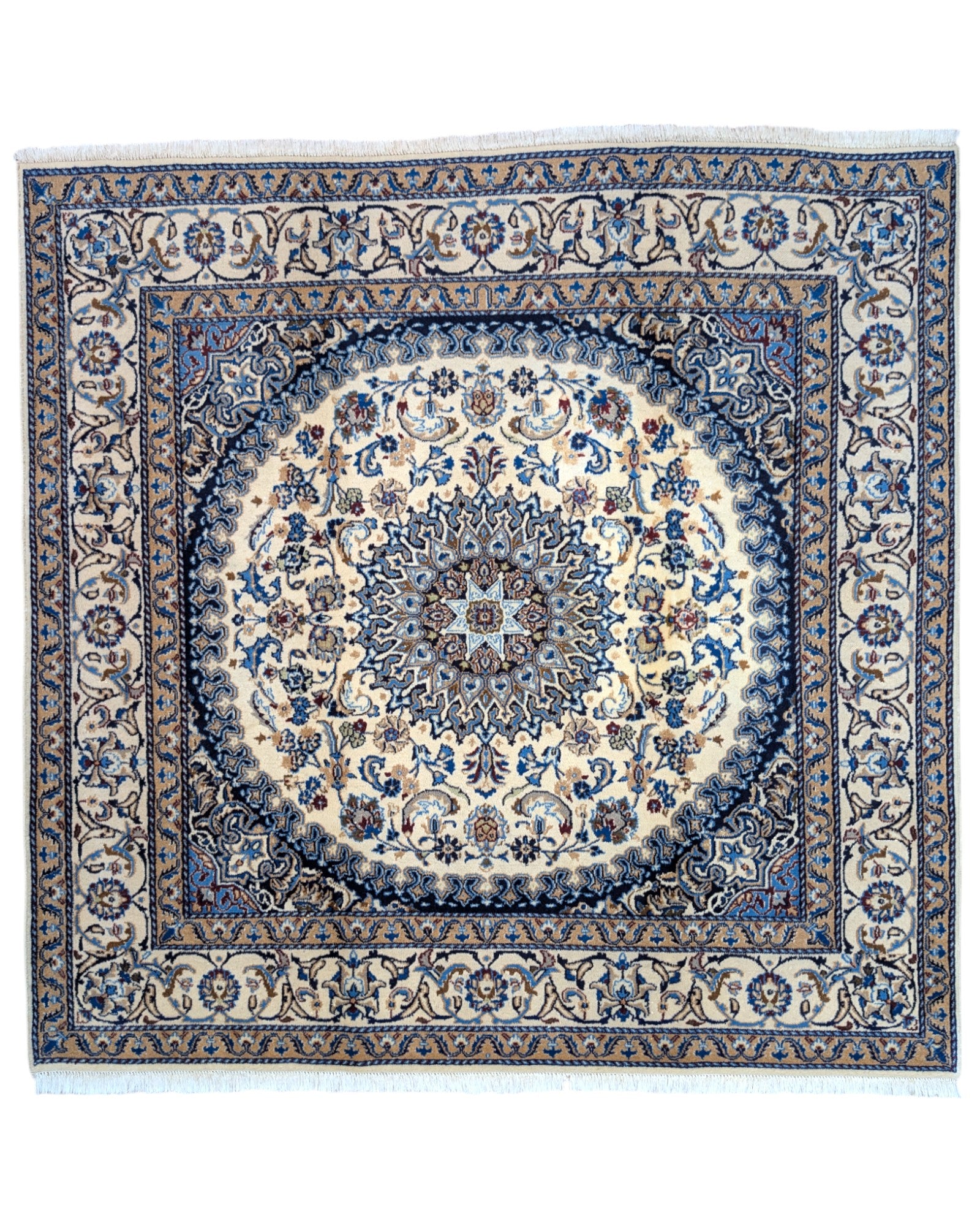 Tappeto Nain con medaglione floreale stilizzato su fondo beige e dettagli celesti, annodato a mano in Persia con lana mista seta e cotone.