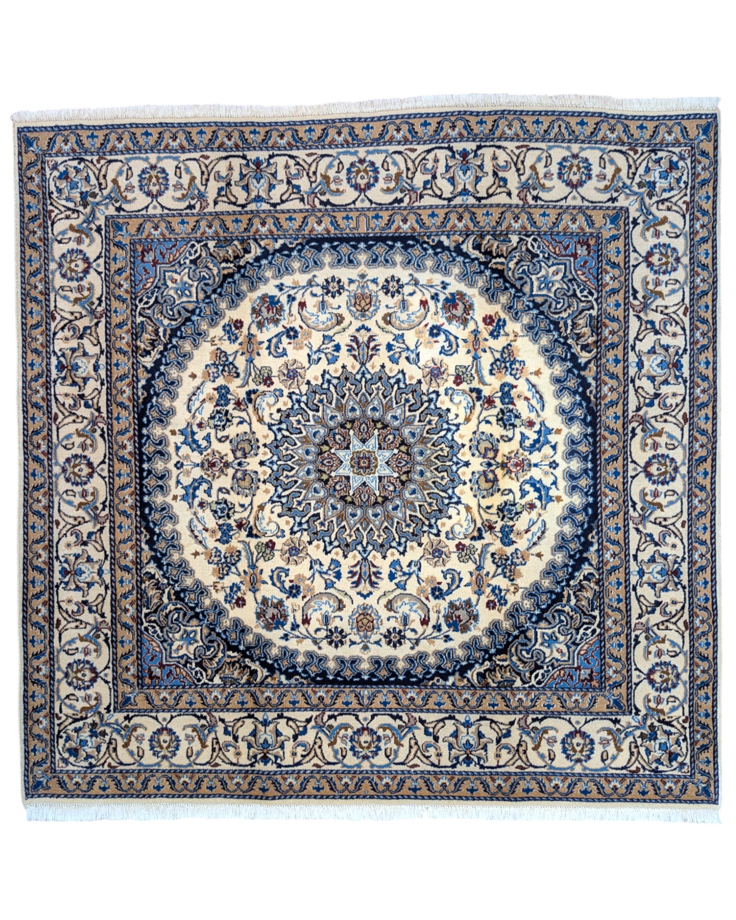 Tappeto Nain con medaglione floreale stilizzato su fondo beige e dettagli celesti, annodato a mano in Persia con lana mista seta e cotone.