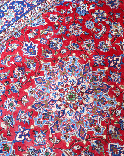 Tappeto Najafabad persiano 350x231 cm, annodato a mano in lana e cotone con colori vegetali, fondo rosso e dettagli blu e avorio.