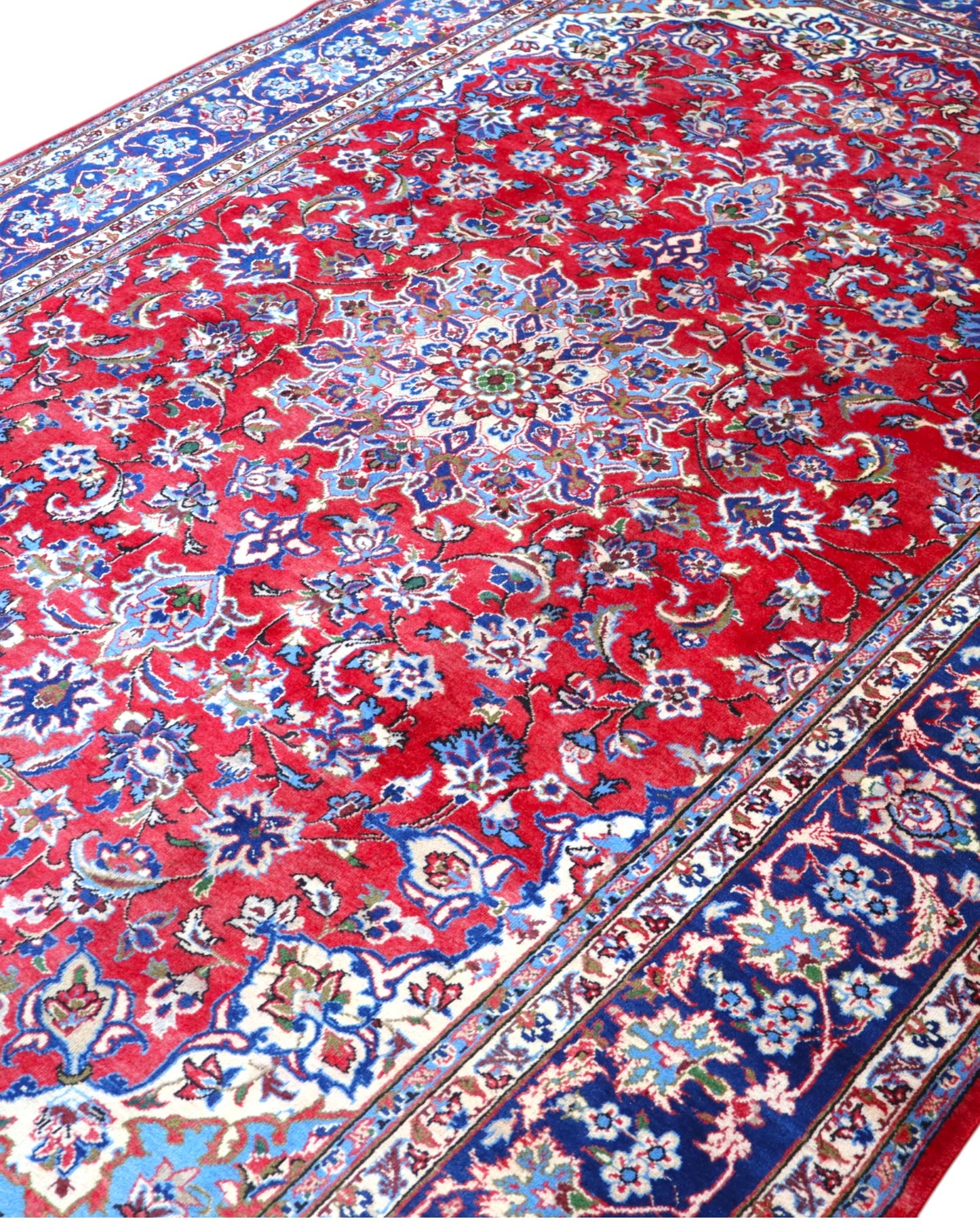 Tappeto Najafabad persiano 350x231 cm, annodato a mano in lana e cotone con colori vegetali, fondo rosso e dettagli blu e avorio.
