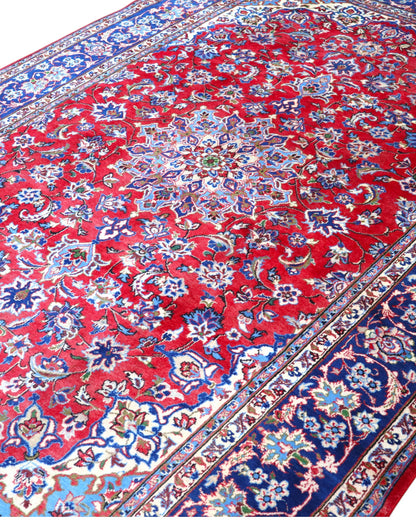Tappeto Najafabad persiano 350x231 cm, annodato a mano in lana e cotone con colori vegetali, fondo rosso e dettagli blu e avorio.