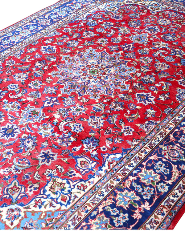 Tappeto Najafabad persiano 350x231 cm, annodato a mano in lana e cotone con colori vegetali, fondo rosso e dettagli blu e avorio.